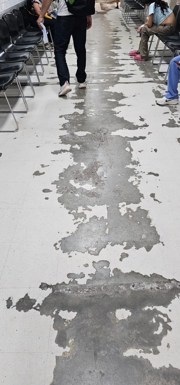 Piso descascarado en sala de espera del Hospital Escuela